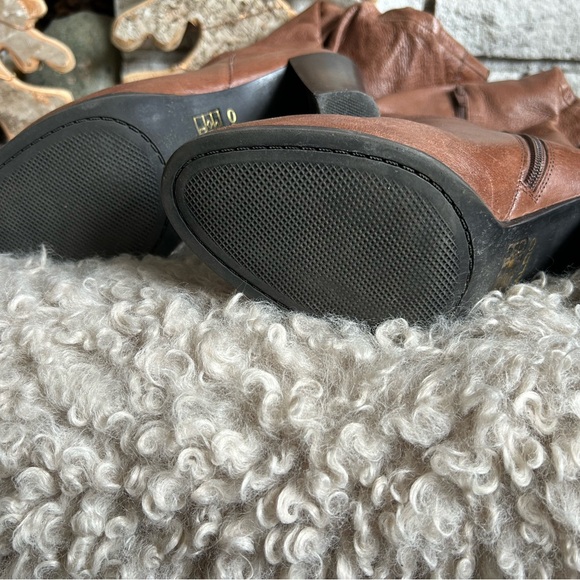 Leather knee high brown boots - Picture 3 of 6